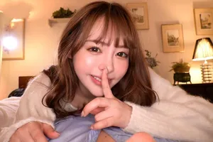 18cm từ phía sau người phụ nữ trẻ