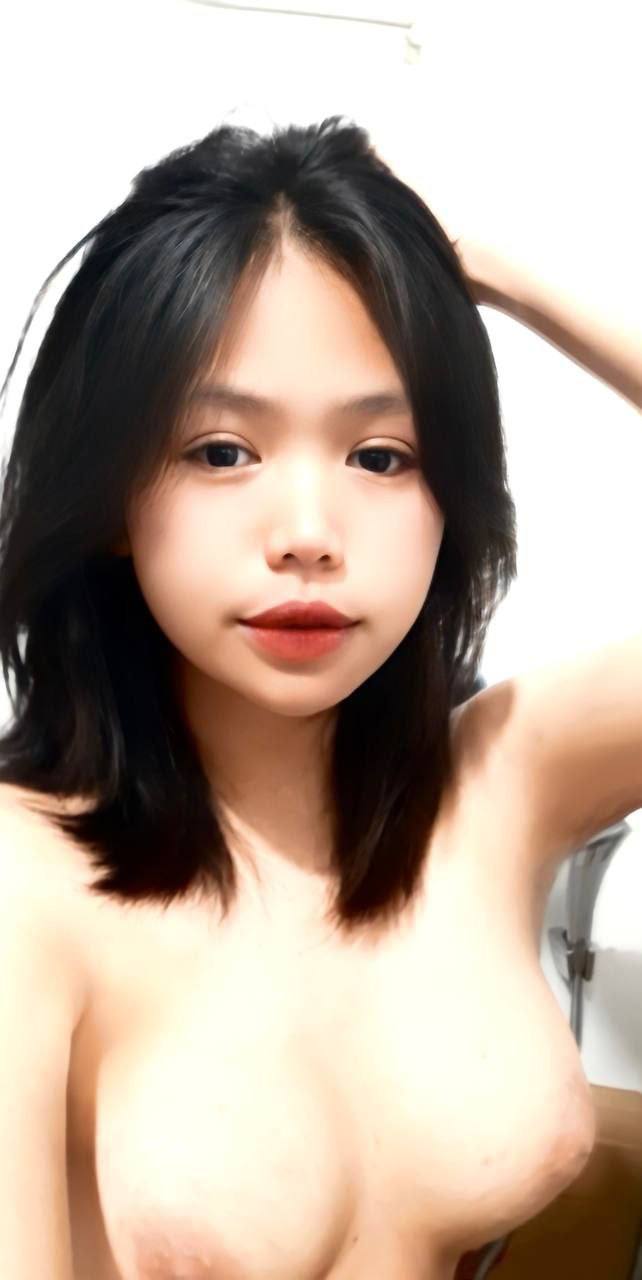 Nhờ em gái xinh xắn vệ sinh đầu cặc