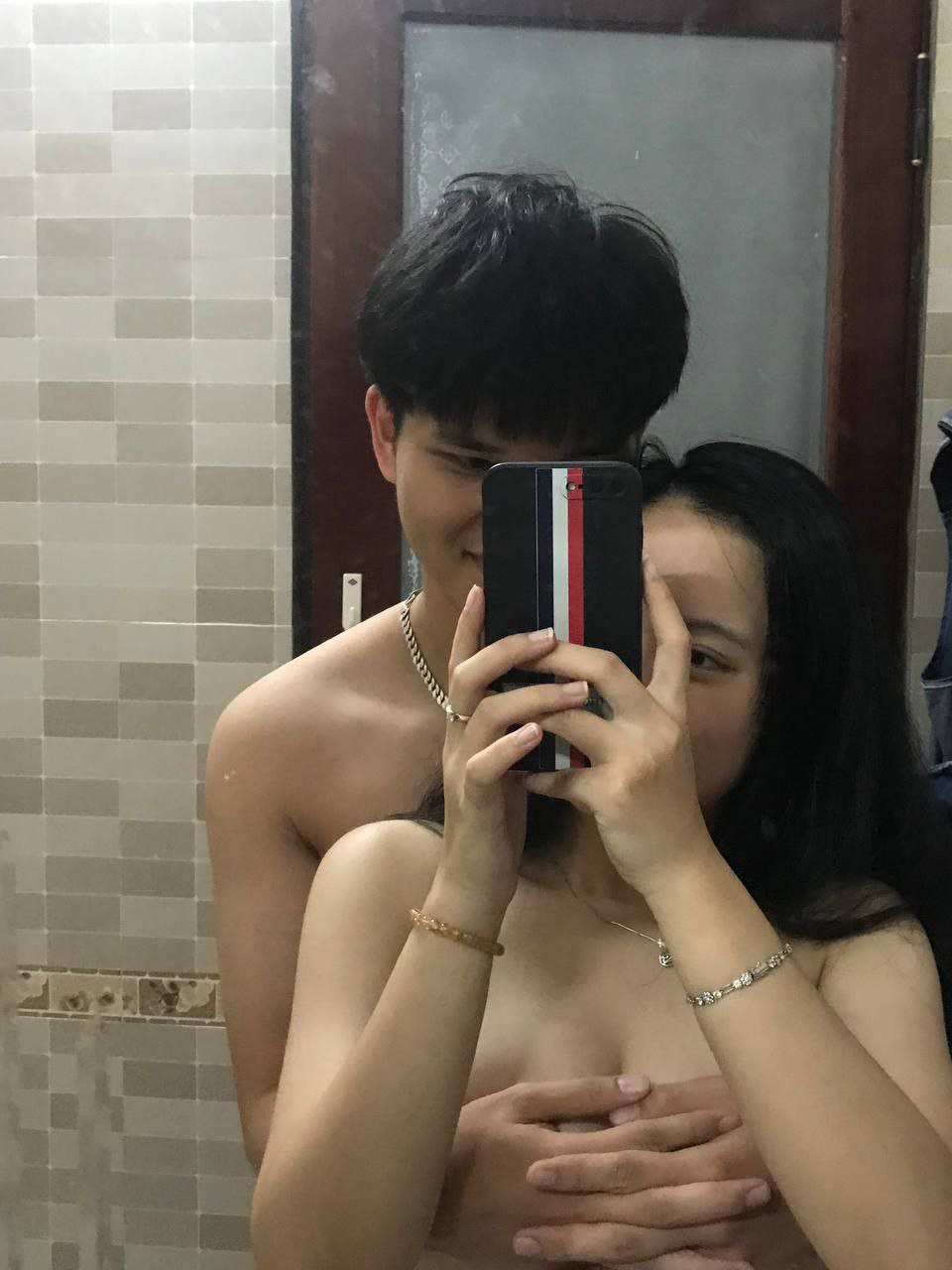 Chồng nợ nần làm vợ phải banh lồn ra trả